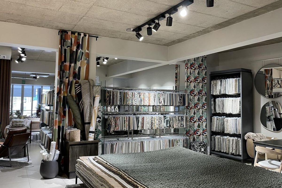 "Dynamic Workspace: 235m2 Office with Kitchenette and Storage!" - Photo 3