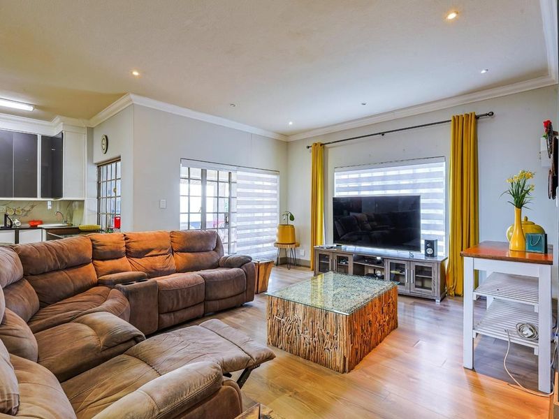 3 Bedroom, 2.5 Bathroom Duet House with an Office To Let in Faerie Glen - Photo 7