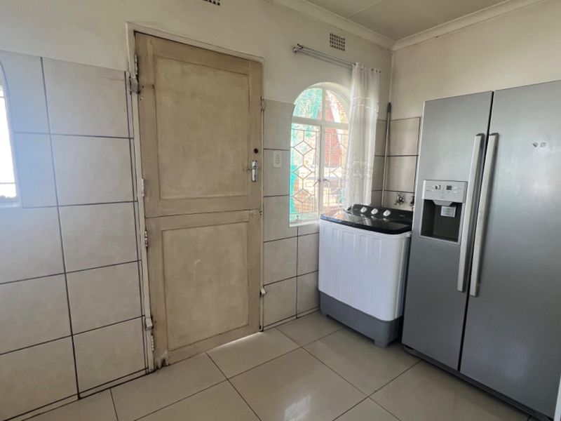 Bassonia Gem: Large 3-Bedroom House with Guest Flatlet - Photo 9