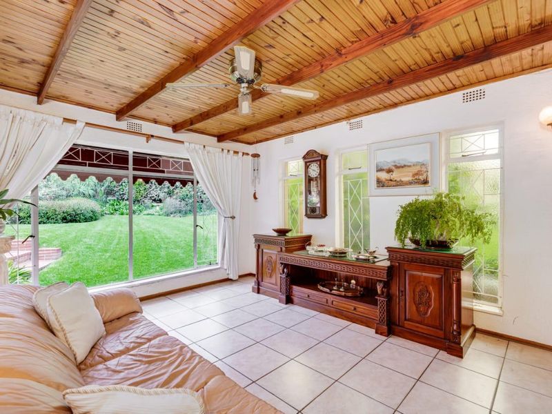 Charming 3 bedroom Family Home with Beautiful Garden & Pool - Photo 7