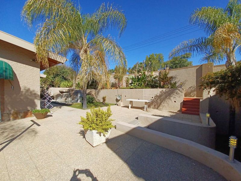 Klein Windhoek - Stunning Family Home... The Ultimate Entertainer’s Dream N$8 350 000 - Photo 5