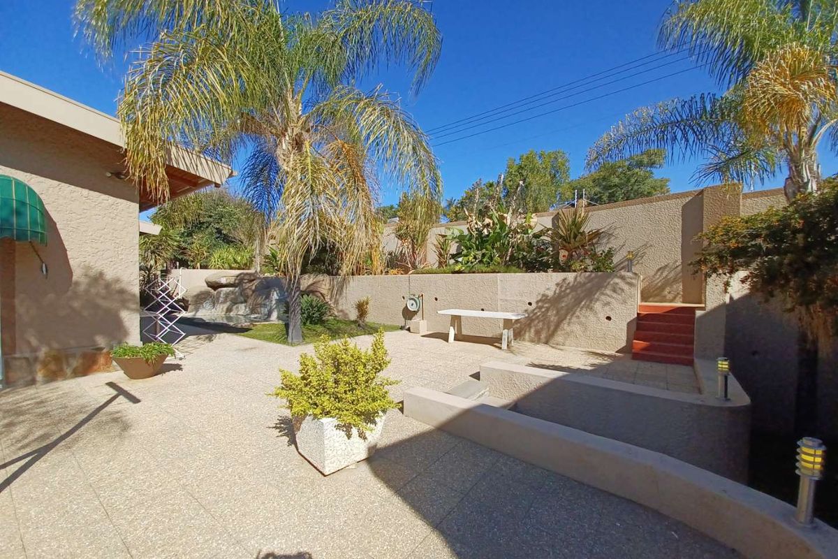 Klein Windhoek - Stunning Family Home... The Ultimate Entertainer’s Dream N$8 350 000 - Photo 5