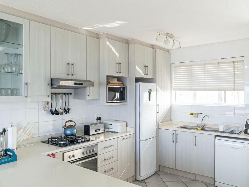 Modern, furnished and on the beach - Photo 8