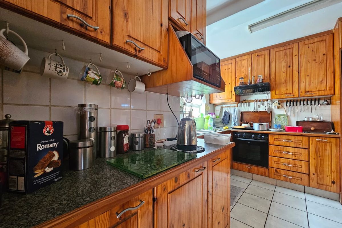 Step into this cozy and well-positioned 3-bedroom apartment, offering a comfortable lifestyle with practical features throughout! - Photo 4