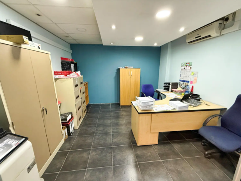 Large Trendy High-Spec Office Block with warehouse or workshop to Let - Photo 9