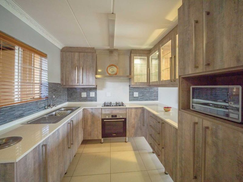 Three Bedroom townhouse in Annlin - Photo 2