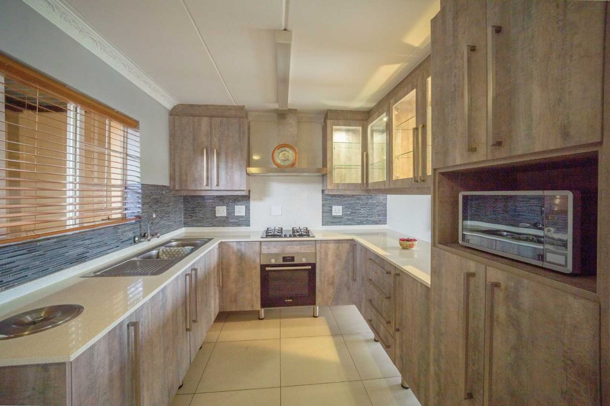 Three Bedroom townhouse in Annlin - Photo 2
