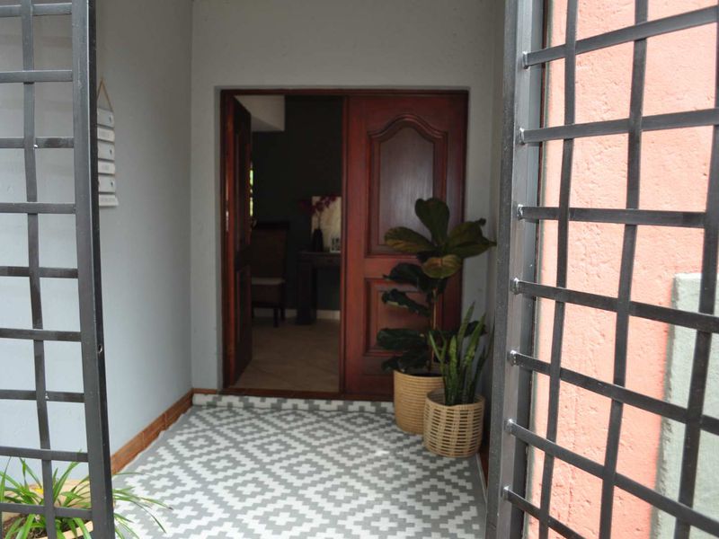 UPMARKET HOME FOR SALE IN SECURITY COMPLEX IN FAERIE GLEN - Photo 2