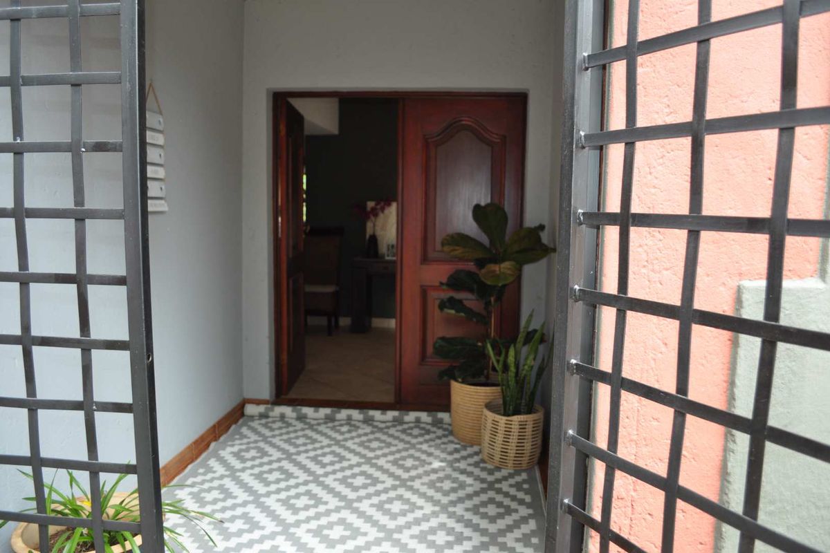 UPMARKET HOME FOR SALE IN SECURITY COMPLEX IN FAERIE GLEN - Photo 2