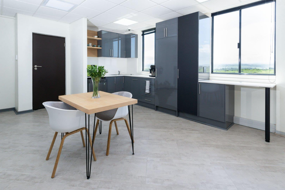 Book open plan office space for businesses of all sizes in Regus Ingenuity Park. Rent this space for 12-months, get 3 months extra FREE. - Photo 4