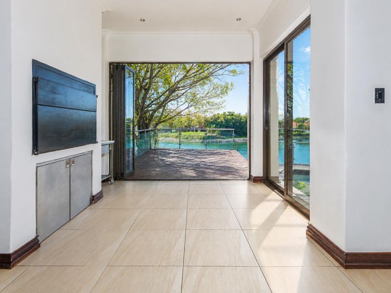 Beautiful Open-Plan Family Home on Internal Lake - Photo 7