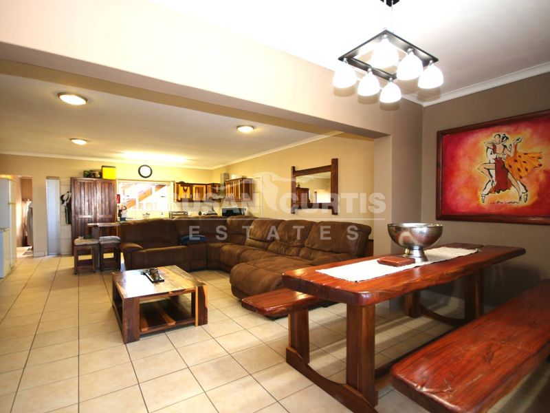 4 Bedroom Townhouse - Photo 4