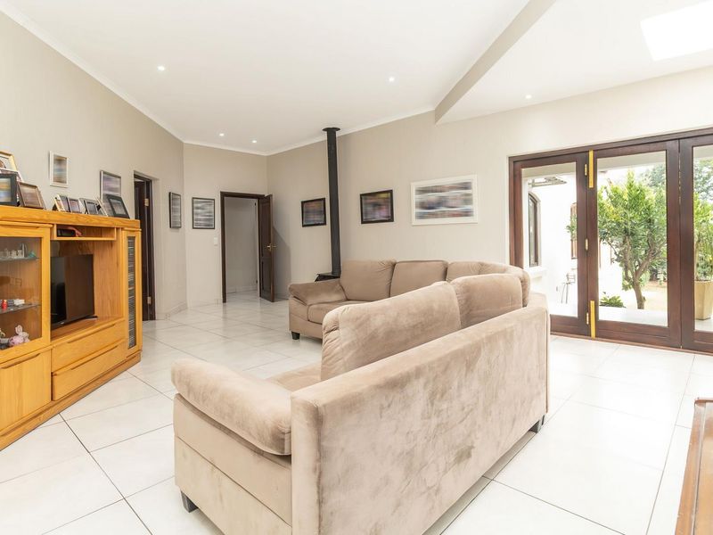 Your dream family home awaits - Photo 9