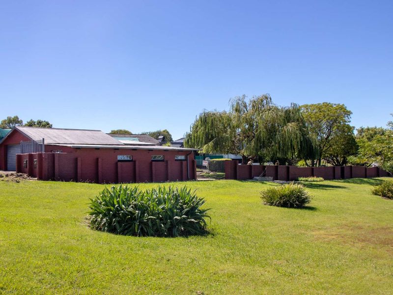 Waterfront Living – A Once-in-a-Lifetime Opportunity. 3 BedroomHouse with Flatled- Turn-Key investment with Solar Backup system - Photo 4