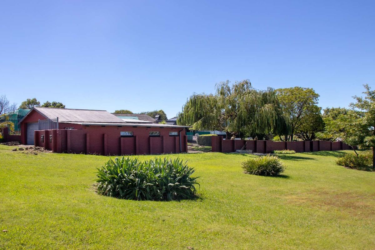 Waterfront Living – A Once-in-a-Lifetime Opportunity. 3 BedroomHouse with Flatled- Turn-Key investment with Solar Backup system - Photo 4