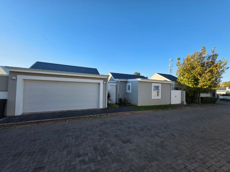 Family Haven in Sought After Leisure Bay Estate - Photo 2