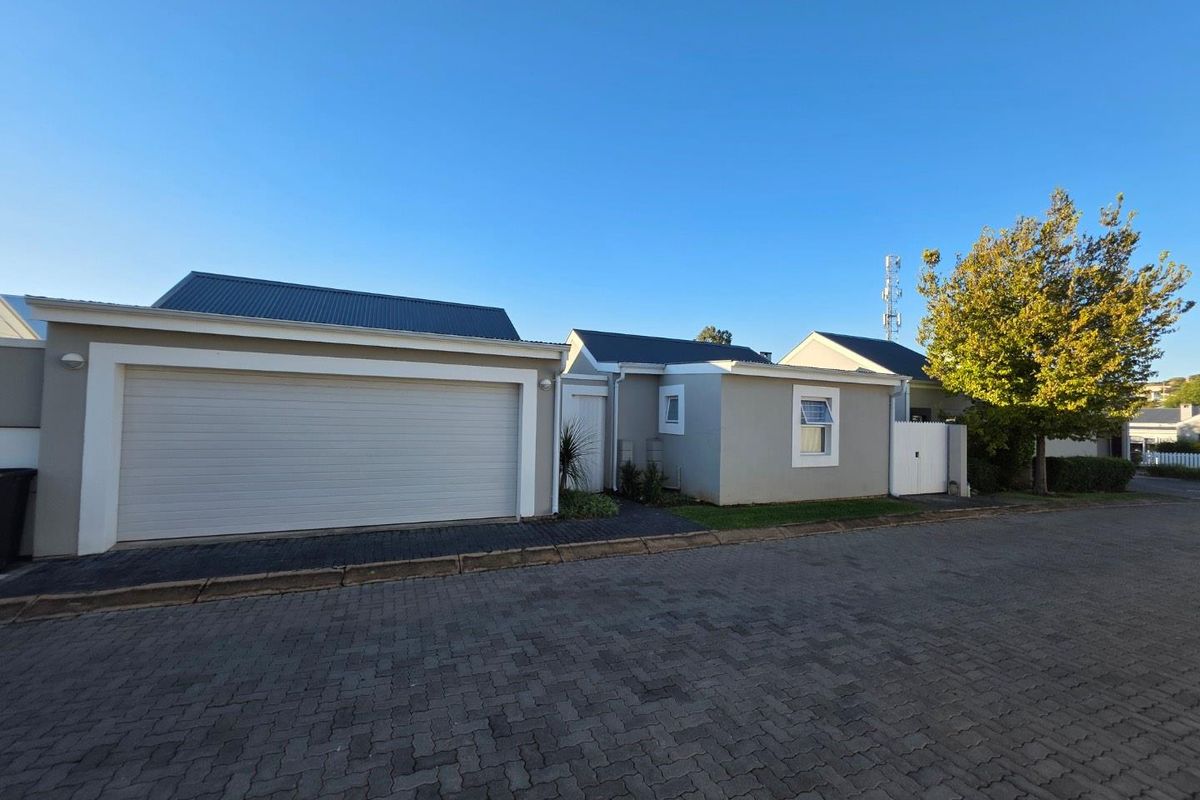 Family Haven in Sought After Leisure Bay Estate - Photo 2