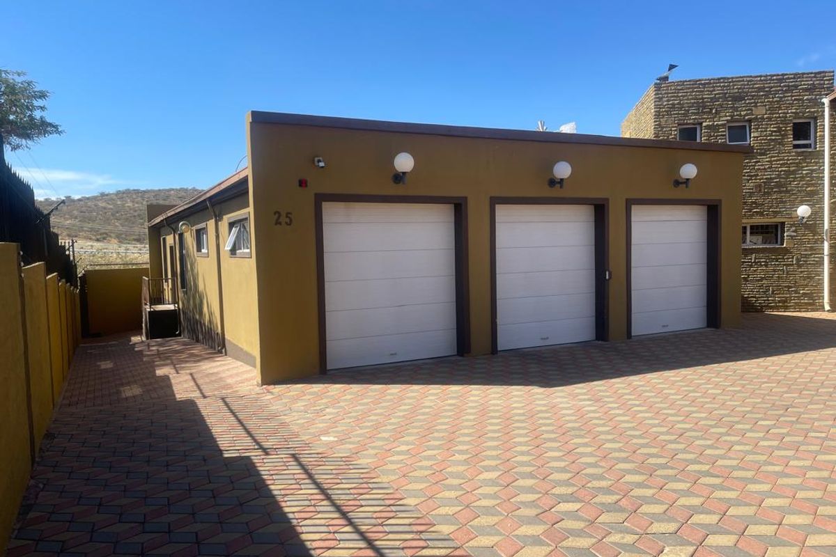 FOR SALE- HOUSE WITH 8 BEDROOMS IN OLYMPIA , WINDHOEK, NAMIBIA, IDEAL FOR EMBASSIES - Photo 2