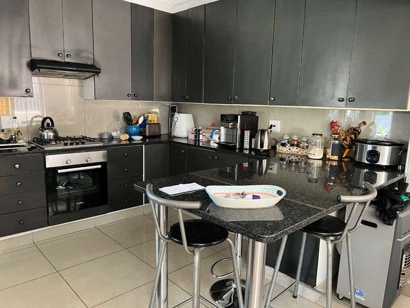 ATTRACTIVE MODERN HOME - Photo 4