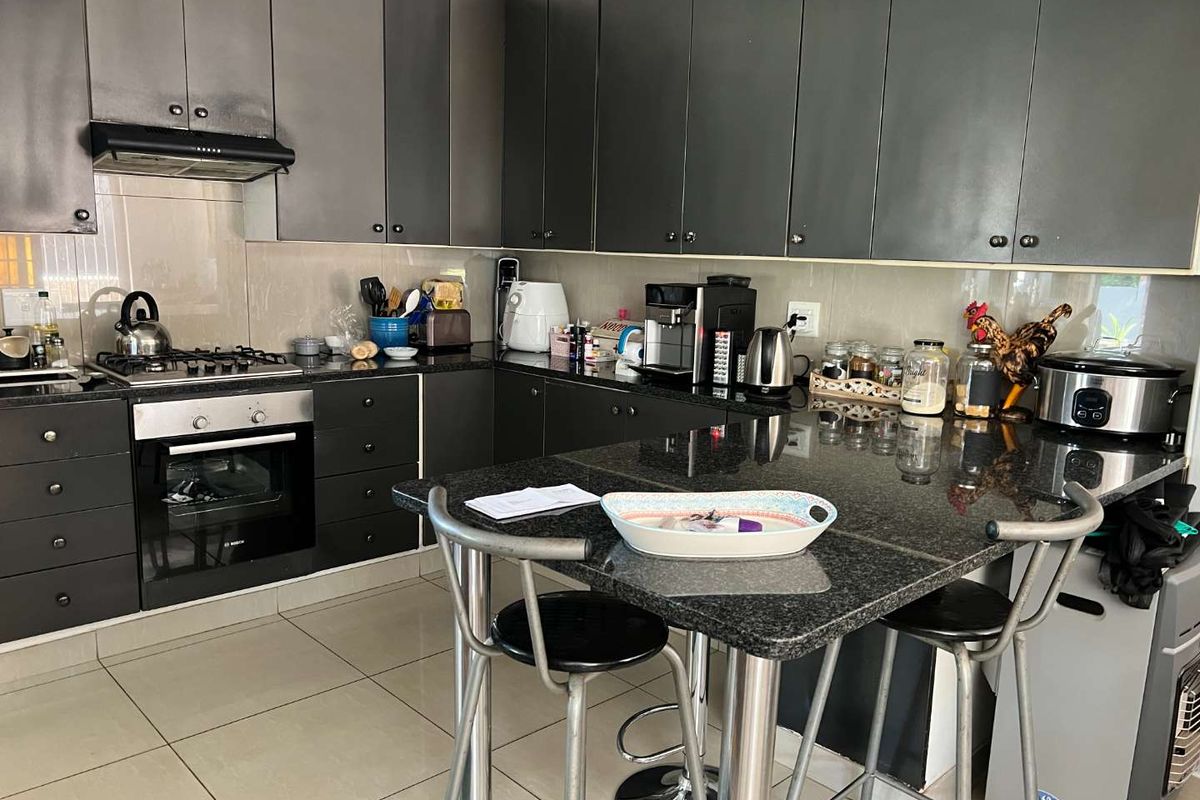 ATTRACTIVE MODERN HOME - Photo 4