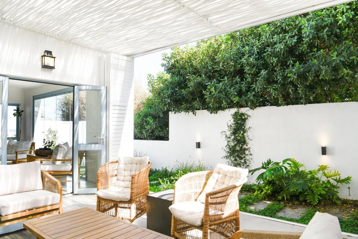 Offered furnished or unfurnished Sleek ultra modern home with stunning views . - Photo 2