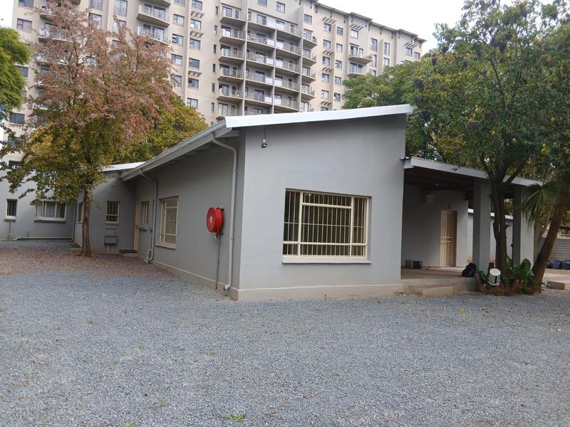 BACHELOR APARTMENT - Photo 1