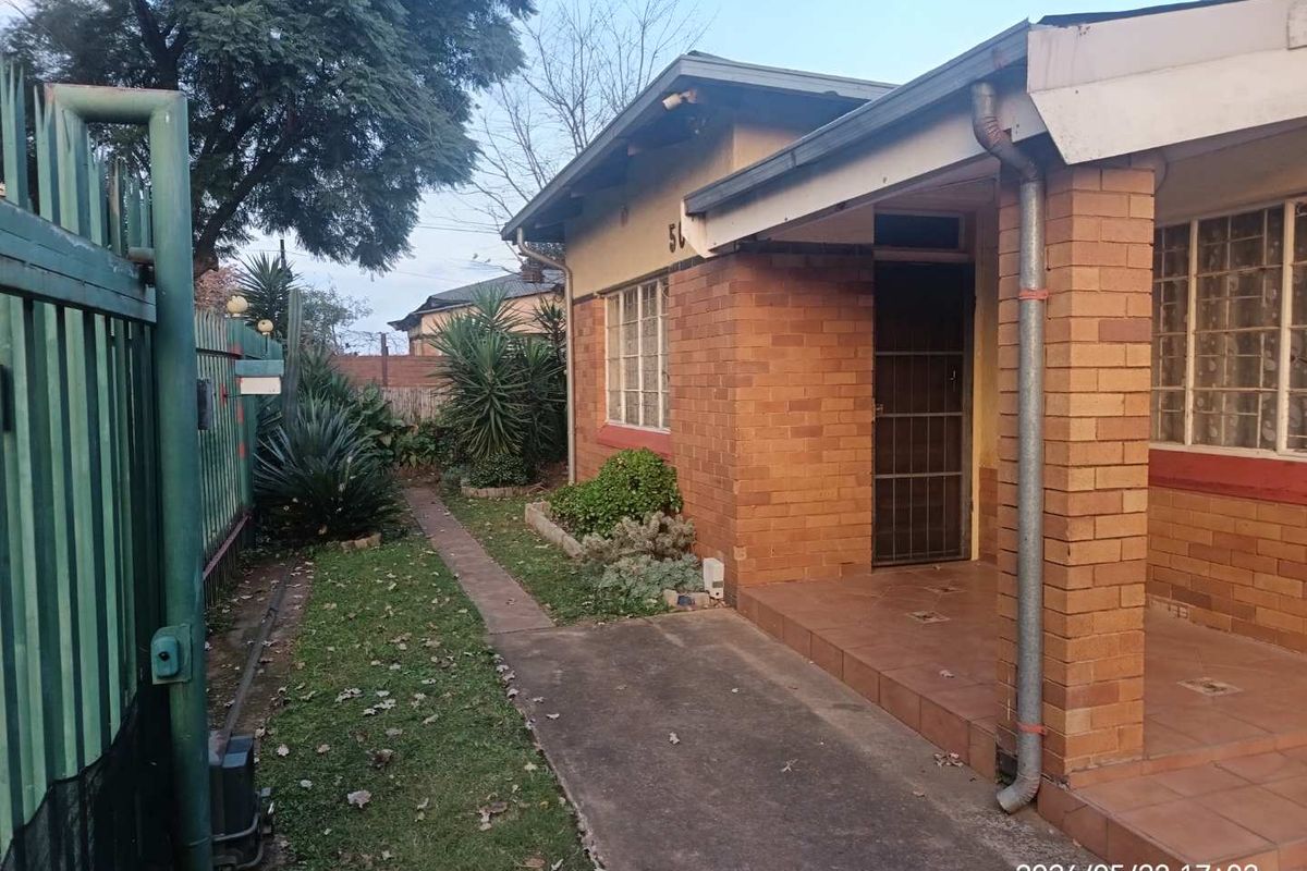 3 Bedroom family home with 13 back rooms For sale! - Photo 2