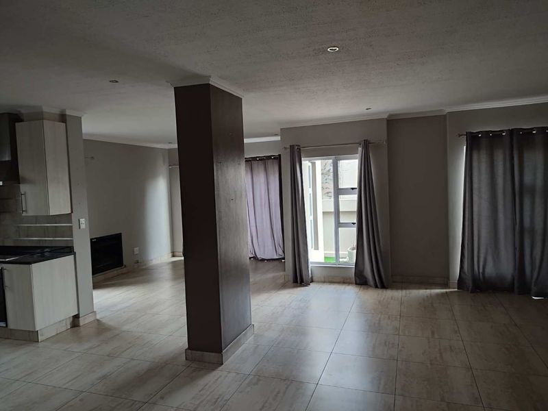 THATCHFIELD HILL - 4 BEDROOM HOUSE WITH STAFF QUARTERS - Photo 6