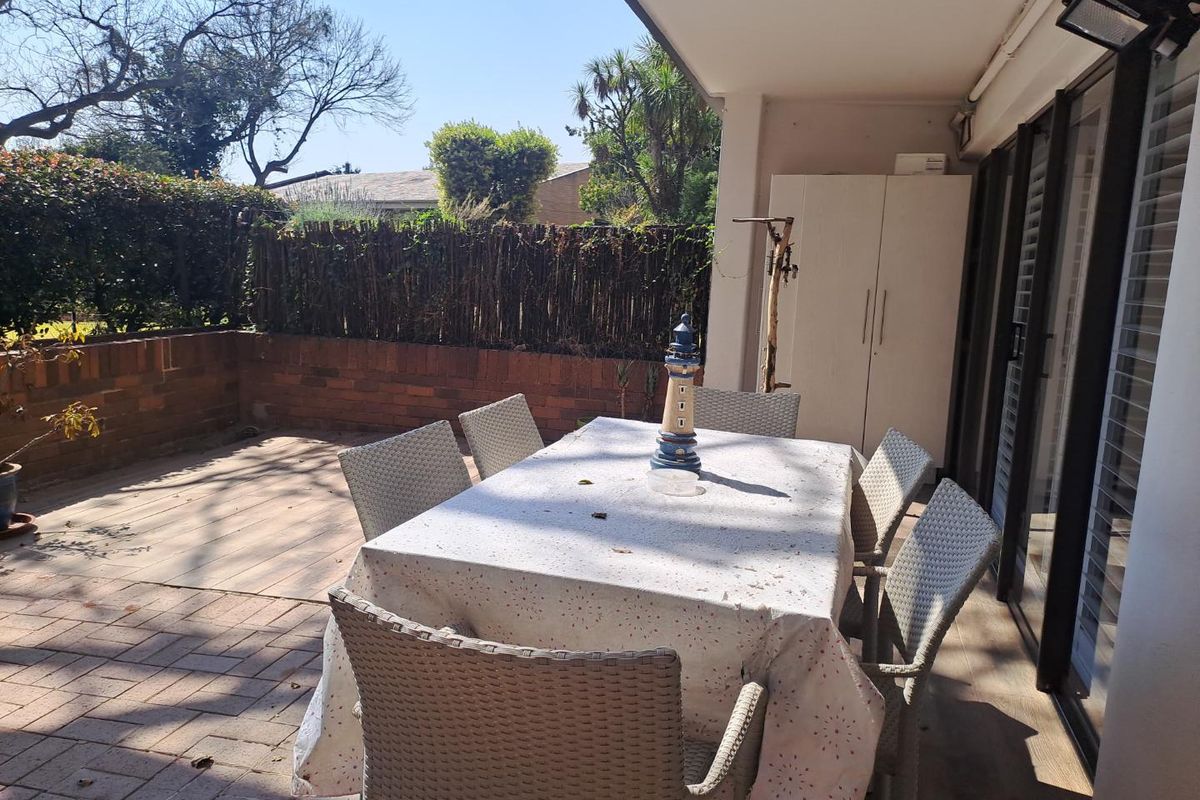 A CHARMING THREE BEDROOM GARDEN APARTMENT - Photo 4