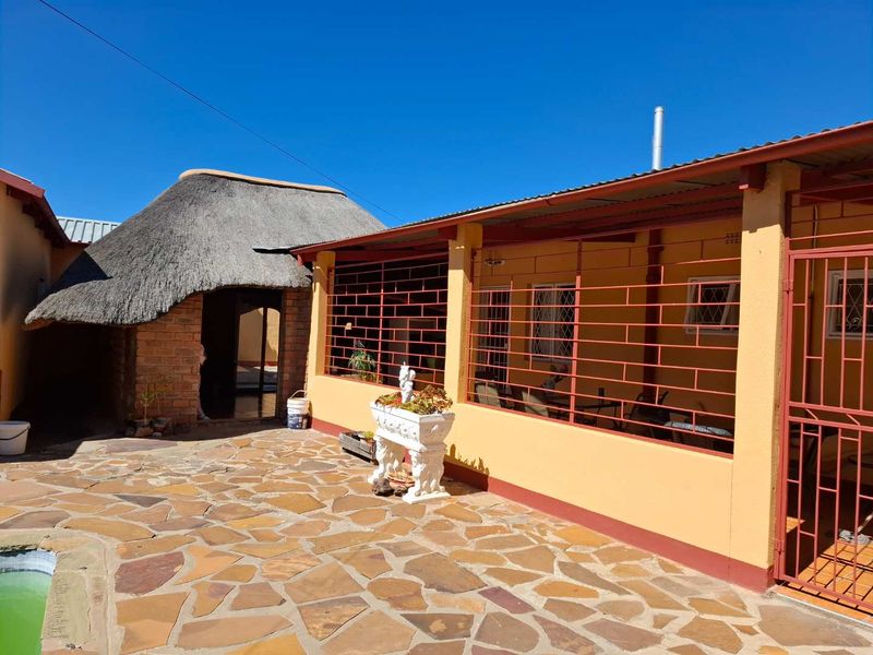 🏡 FOR SALE | Pioneerspark  4-Bedroom House with Bachelor Flat – N$ 4,100,000 - Photo 2