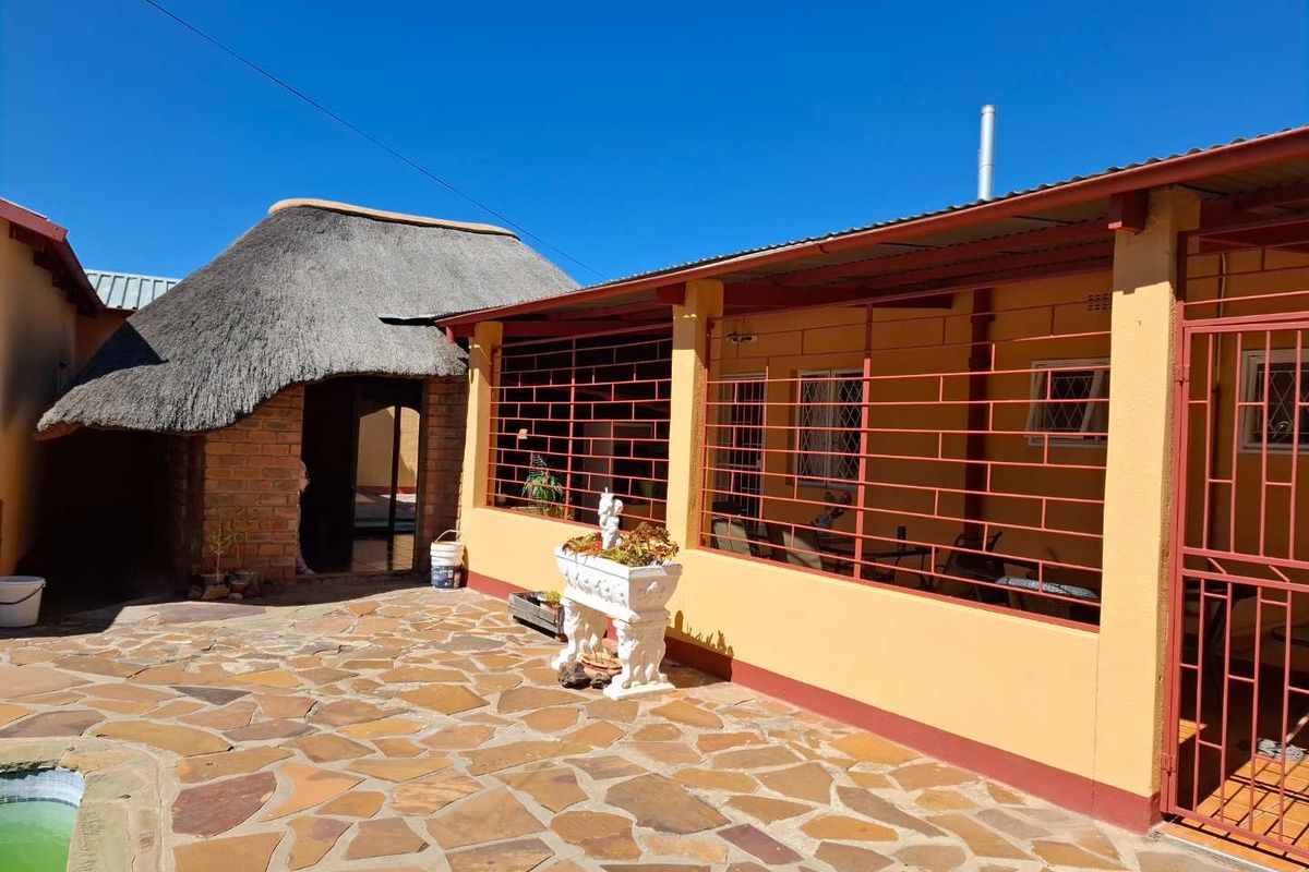 🏡 FOR SALE | Pioneerspark  4-Bedroom House with Bachelor Flat – N$ 4,100,000 - Photo 2