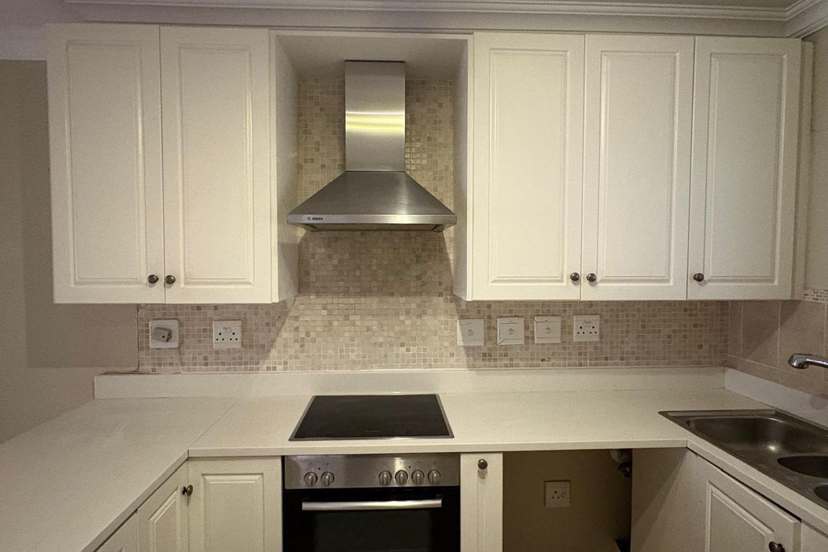 Sophisticated Ground-Floor Living in Exclusive Hyde Park - Photo 2