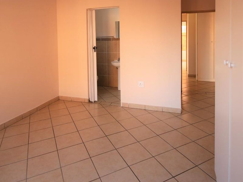 Loadshedding free area - A perfect lock up and go! - Photo 10