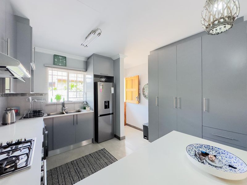 2 Bedroom Simplex with a Private Garden - Photo 4