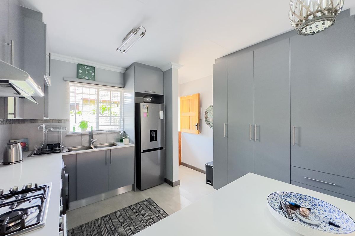 2 Bedroom Simplex with a Private Garden - Photo 4