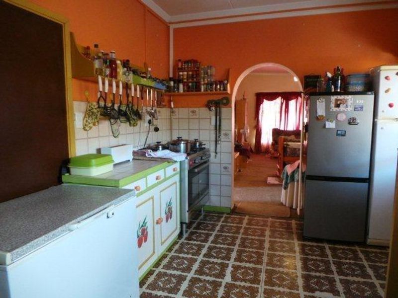 Spacious Family Home close to all Amenities - Photo 4