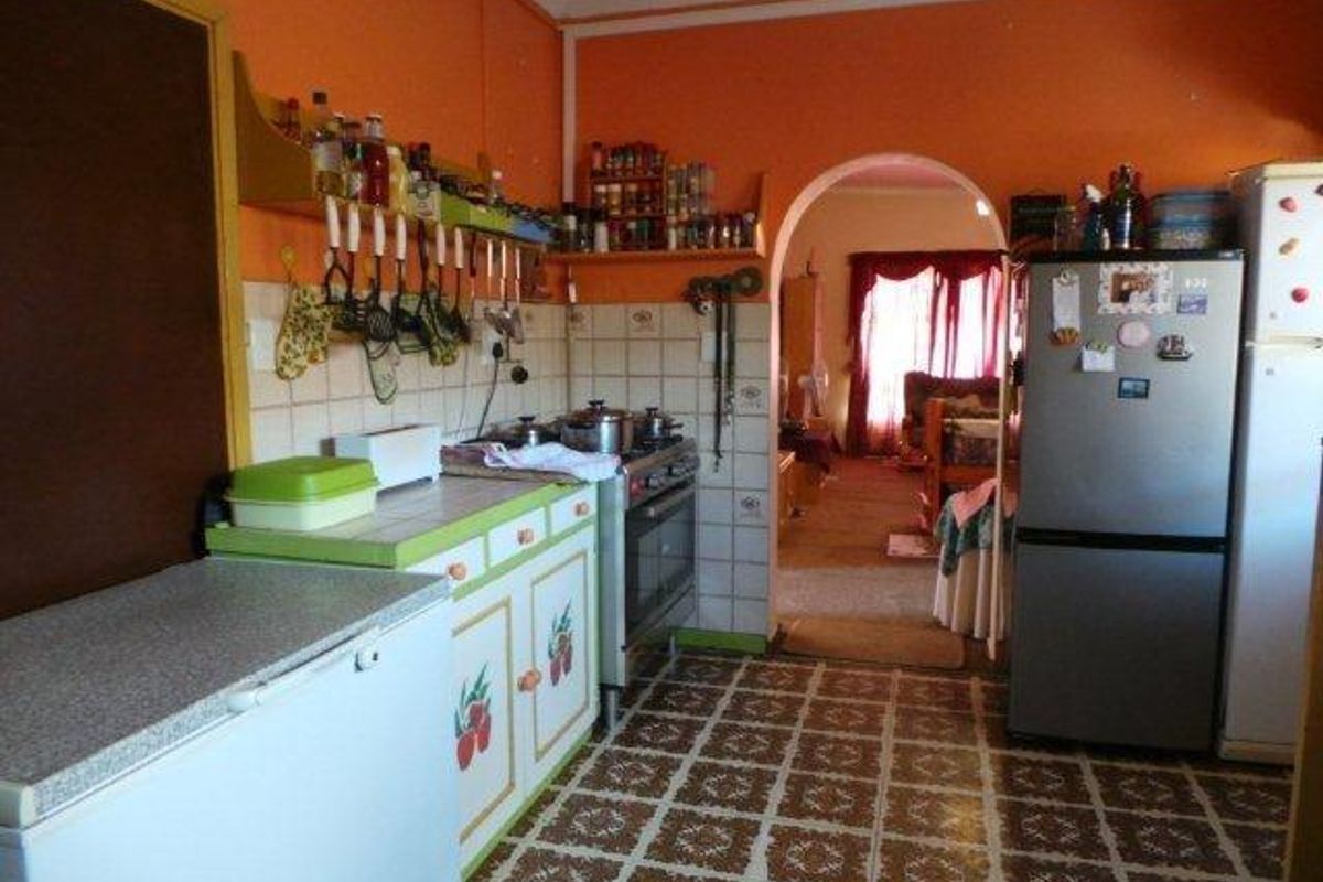 Spacious Family Home close to all Amenities - Photo 4