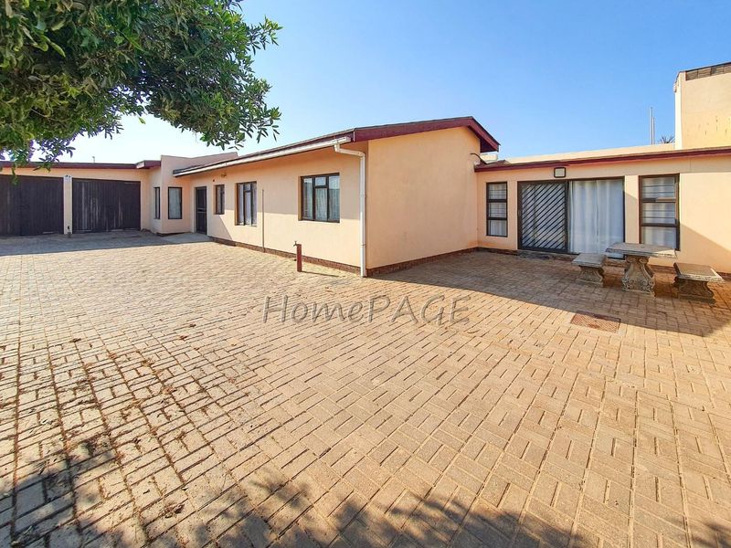 Ext 3 (North Dune), Henties Bay:  4 Bedr Home in POPULAR Oester Street is for Sale - Photo 3