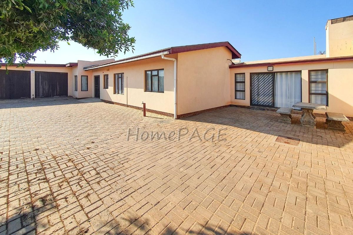 Ext 3 (North Dune), Henties Bay:  4 Bedr Home in POPULAR Oester Street is for Sale - Photo 3