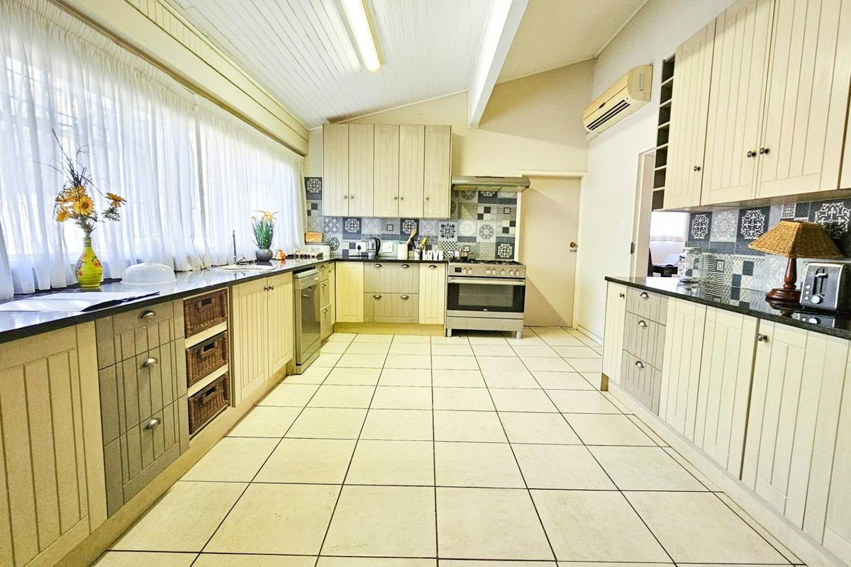 Elegant Family Home in Lynnwood Glen – Perfect for Entertaining - Photo 4