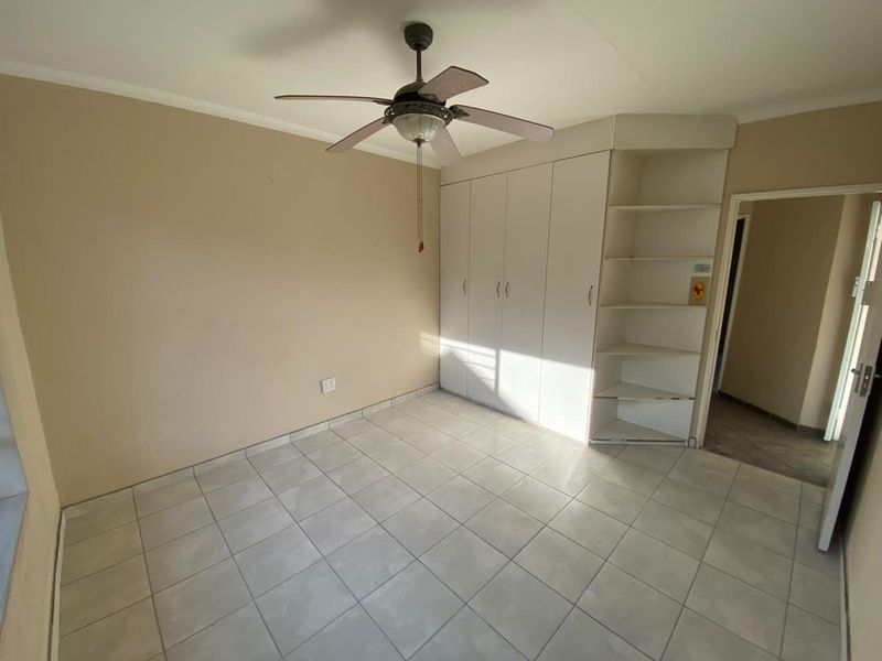 Three Bedroom Townhouse - Photo 9