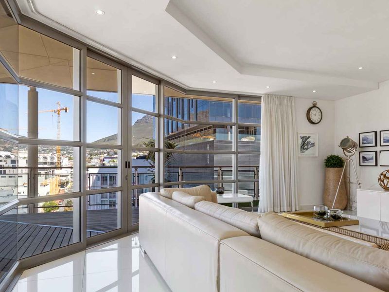 Top Floor Apartment with Mountain Views - Photo 5