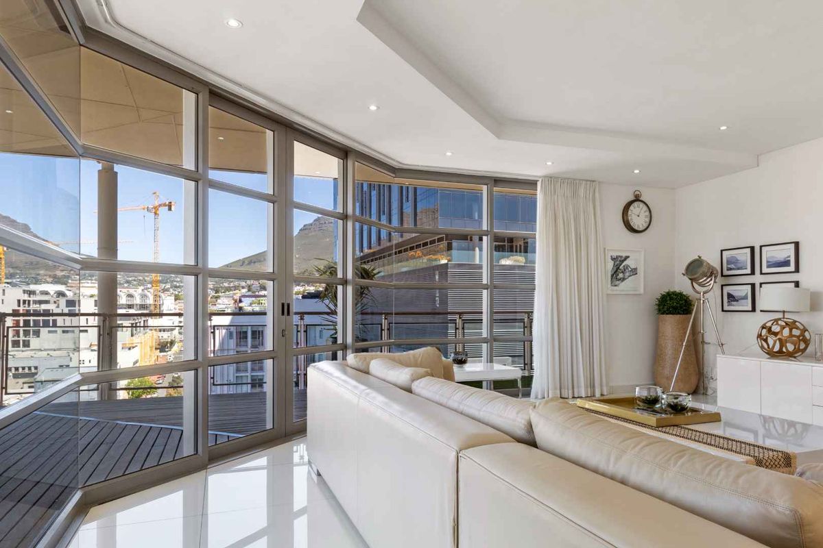 Top Floor Apartment with Mountain Views - Photo 5