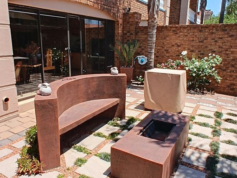 "Secure Estate Living: Modern Home for Investors or Downsizers! - Photo 9