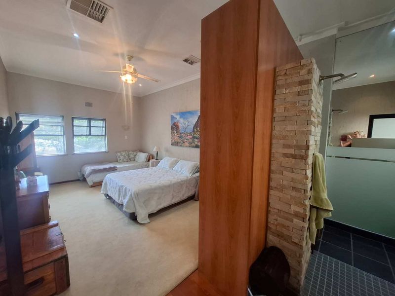 Home with three flats & a home office - Photo 10