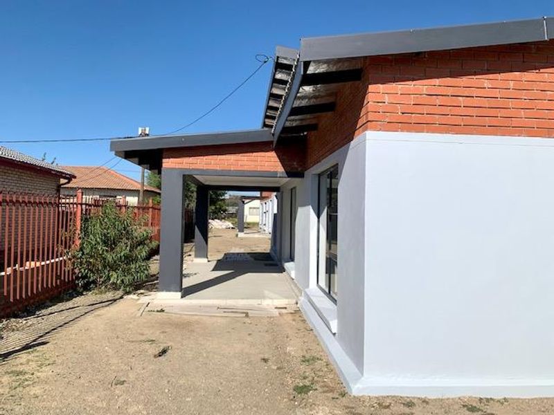 MODERN FAMILY HOUSE IN THABA NCHU - Photo 2