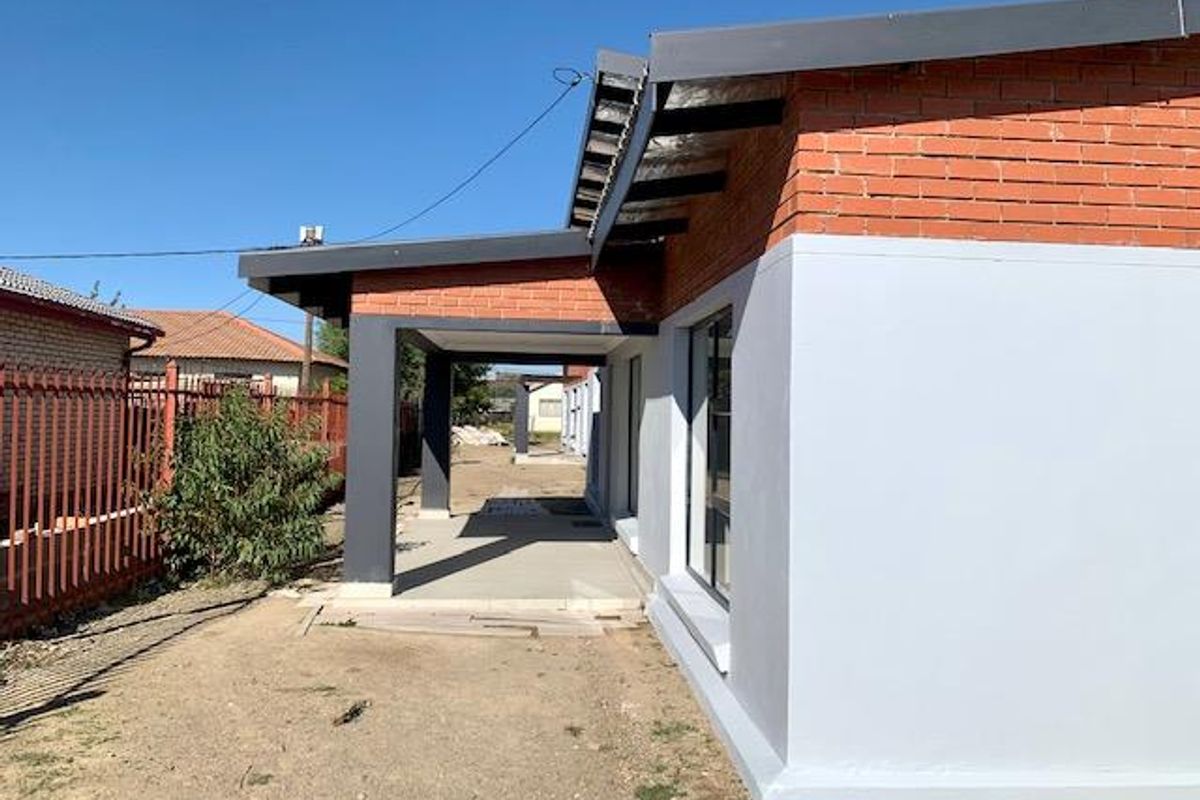 MODERN FAMILY HOUSE IN THABA NCHU - Photo 2