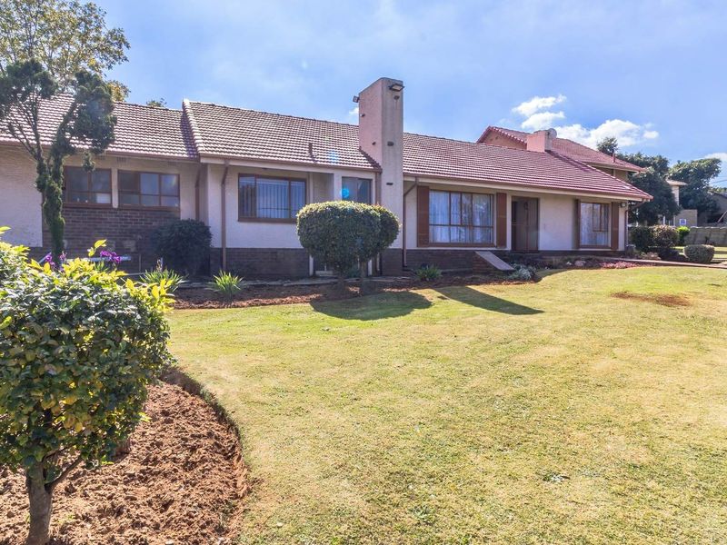 Massive 3-Bedroom Multi-Dwelling Property with 2-Bed Cottage, Pool & Study on 2,525 m2 Stand! - Photo 2