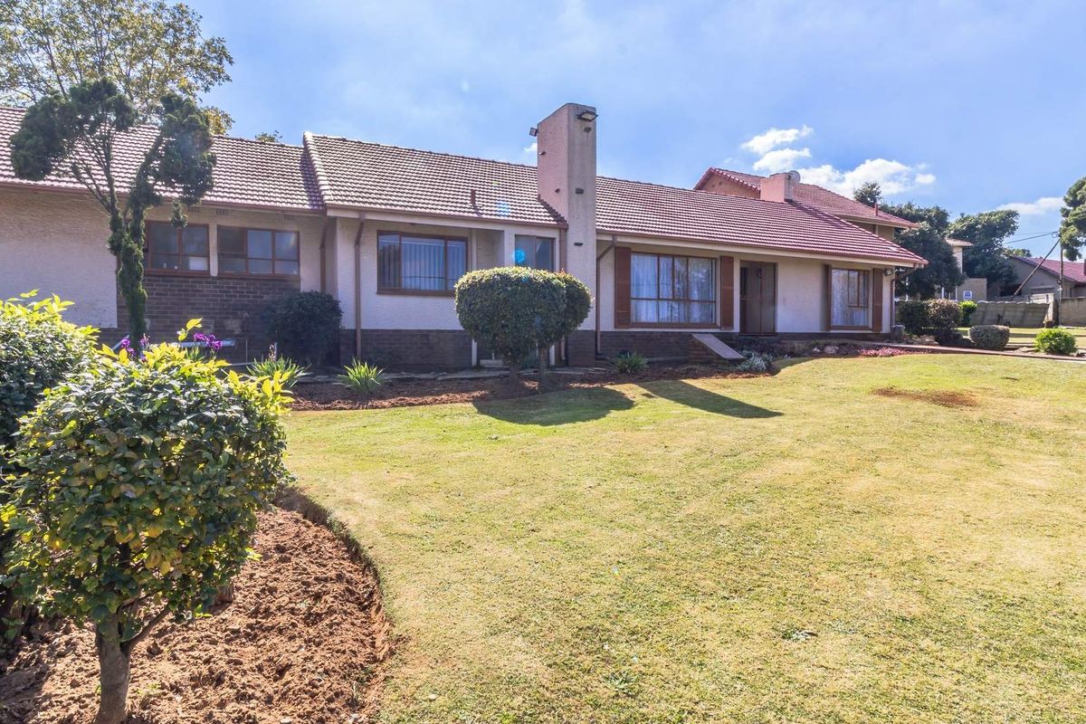 Massive 3-Bedroom Multi-Dwelling Property with 2-Bed Cottage, Pool & Study on 2,525 m2 Stand! - Photo 2