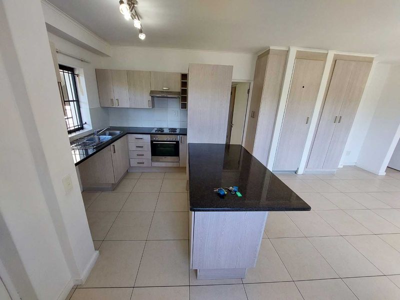 Unfurnished Two-Bedroom Apartment To Rent in Rondebosch - Photo 4